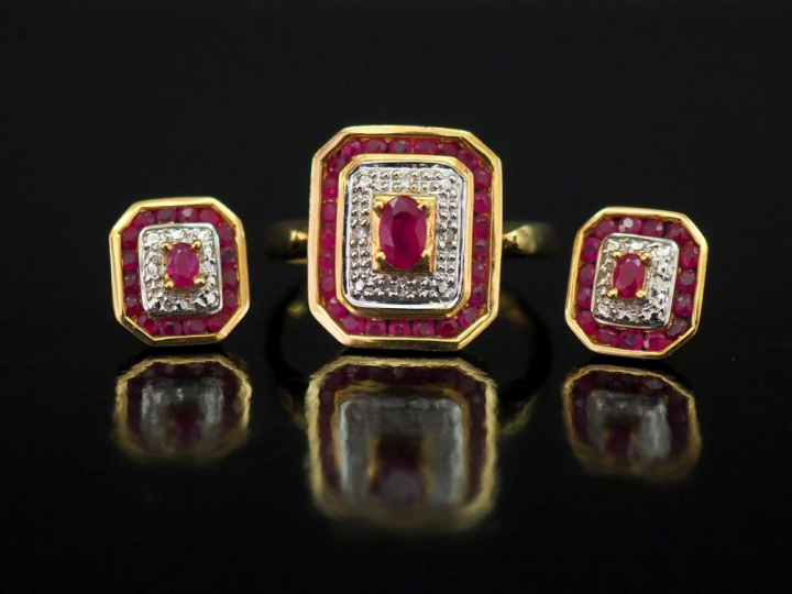Demi-parure en or jaune, rubis et petits diamants. Comprenant :  - une