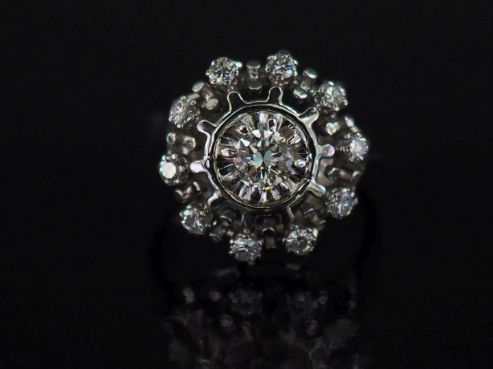 Bague en platine et or blanc en forme de fleur épanouie, sertie en son