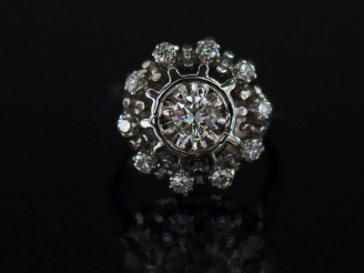 Vente aux enchères Bague en platine et or blanc en forme de fleur épanouie, sertie en son