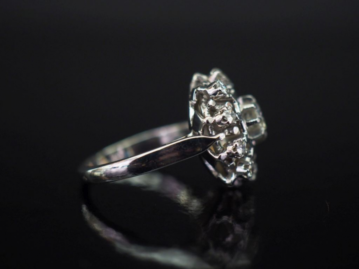 Bague en platine et or blanc en forme de fleur épanouie, sertie en son