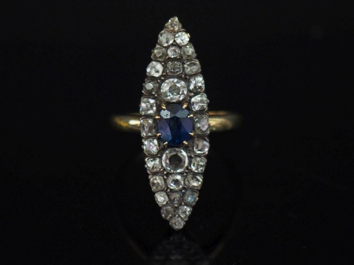 Bague de forme marquise en or jaune, sertie en son centre d'une pierre