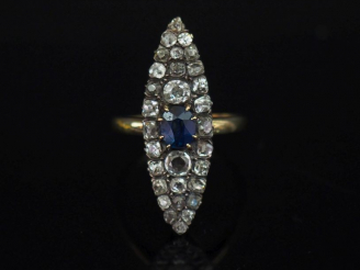 Vente aux enchères Bague de forme marquise en or jaune, sertie en son centre d'une pierre