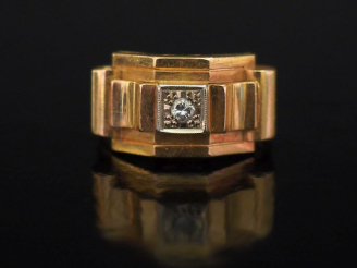 Vente aux enchères Bague tank de style 1940 en or jaune, sertie en son centre d'un petit 