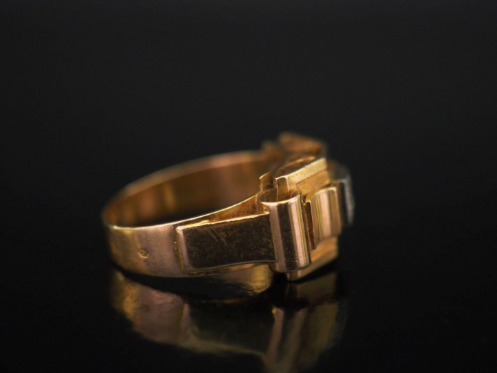 Bague tank de style 1940 en or jaune, sertie en son centre d'un petit 