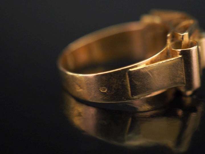 Bague tank de style 1940 en or jaune, sertie en son centre d'un petit 
