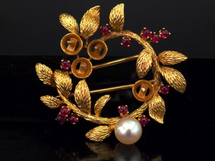 Broche ronde en or jaune, en forme de branchage fleuri, sertie d'une p