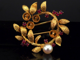 Vente aux enchères Broche ronde en or jaune, en forme de branchage fleuri, sertie d'une p