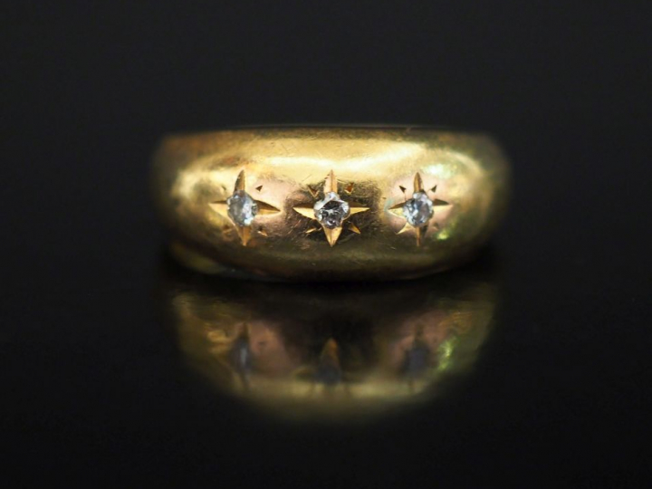 Bague jonc en or jaune, sertie de trois petits diamants.  TDD. 50 1/2 