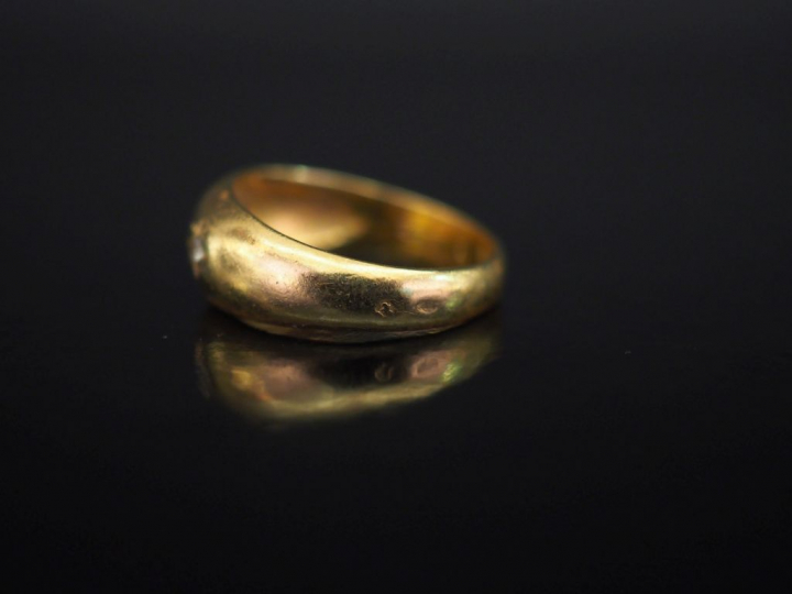 Bague jonc en or jaune, sertie de trois petits diamants.  TDD. 50 1/2 