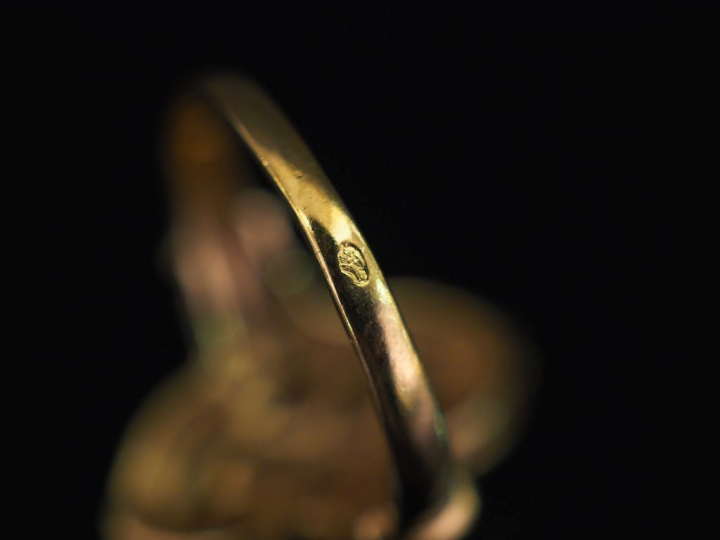 Bague polylobée en or jaune, sertie en son centre d'un pavage de pierr