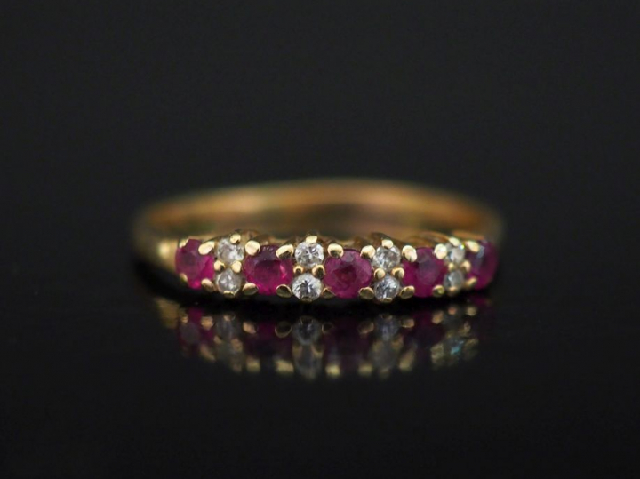 Bague pont en or jaune, sertie de pierres roses et petits diamants alt