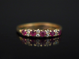 Vente aux enchères Bague pont en or jaune, sertie de pierres roses et petits diamants alt