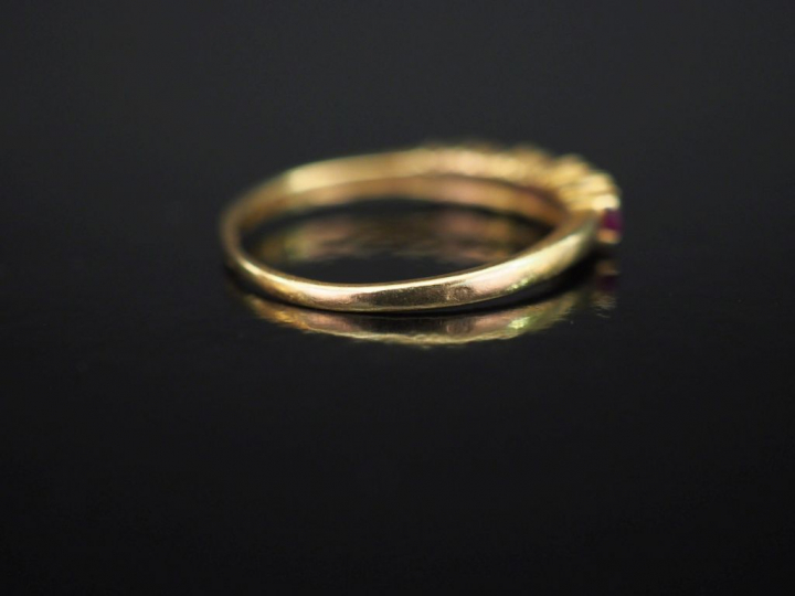 Bague pont en or jaune, sertie de pierres roses et petits diamants alt