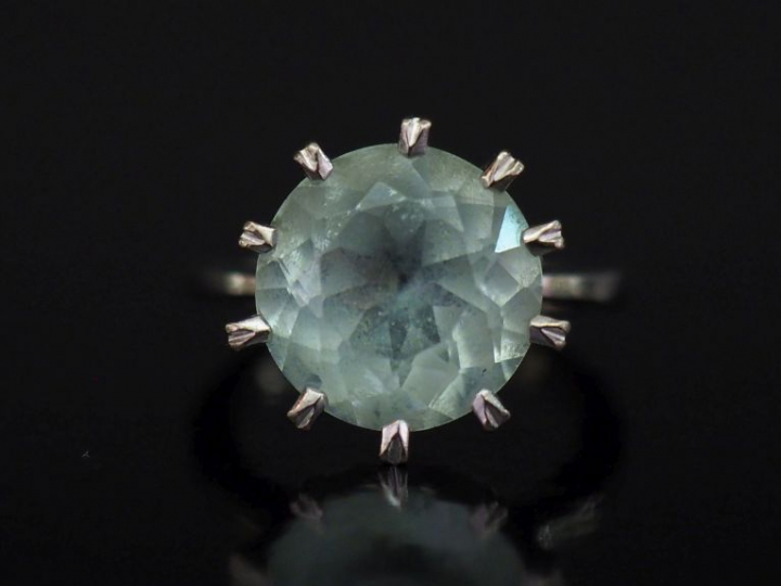 Bague en or jaune, sertie en son centre d'un quartz bleu ciel.  TDD. 5