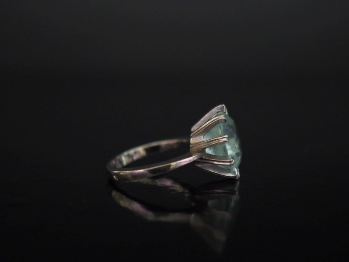 Bague en or jaune, sertie en son centre d'un quartz bleu ciel.  TDD. 5