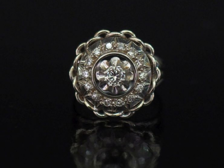 Bague ronde en platine et or blanc, sertie en son centre d'un petit di