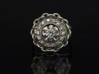 Vente aux enchères Bague ronde en platine et or blanc, sertie en son centre d'un petit di