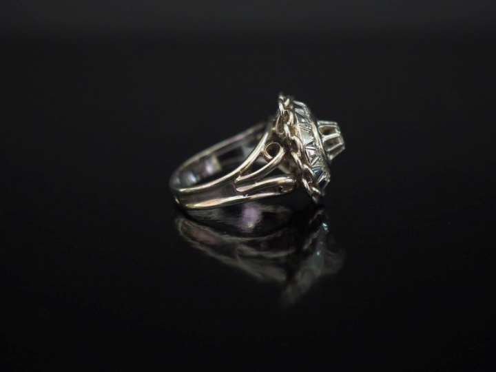 Bague ronde en platine et or blanc, sertie en son centre d'un petit di