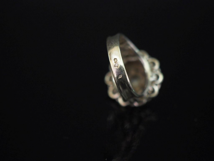 Bague ronde en platine et or blanc, sertie en son centre d'un petit di