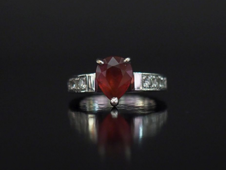 Bague en or blanc, sertie en son centre d'une pierre rose taille poire
