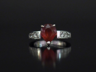 Vente aux enchères Bague en or blanc, sertie en son centre d'une pierre rose taille poire