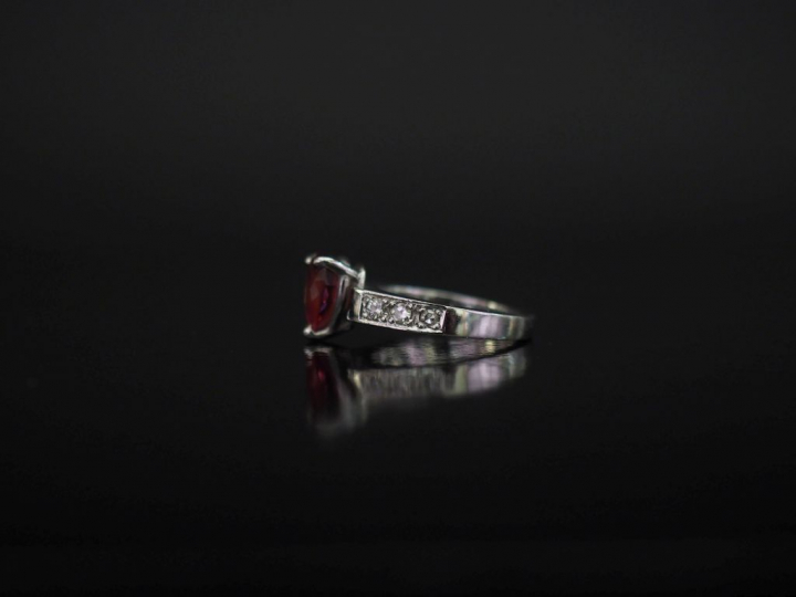 Bague en or blanc, sertie en son centre d'une pierre rose taille poire