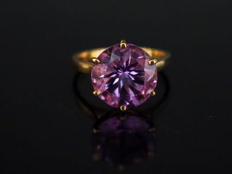 Vente aux enchères Bague en or jaune 750, sertie en son centre d'une améthyste. TDD. 56 P