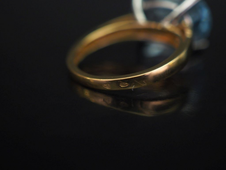 Bague deux tons d'or, sertie en son centre d'un quartz bleu. La montur