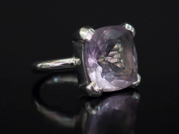 Bague en or blanc, sertie en son centre d'un quartz mauve. TDD. 47 1/2
