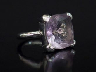 Vente aux enchères Bague en or blanc, sertie en son centre d'un quartz mauve. TDD. 47 1/2
