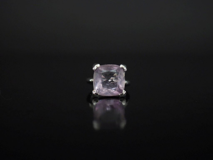 Bague en or blanc, sertie en son centre d'un quartz mauve. TDD. 47 1/2