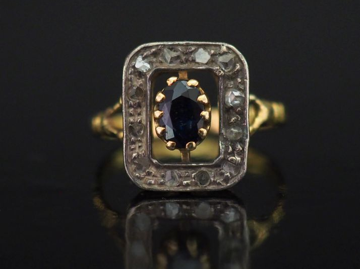 Bague de forme rectangulaire en or jaune, sertie en son centre d'une p