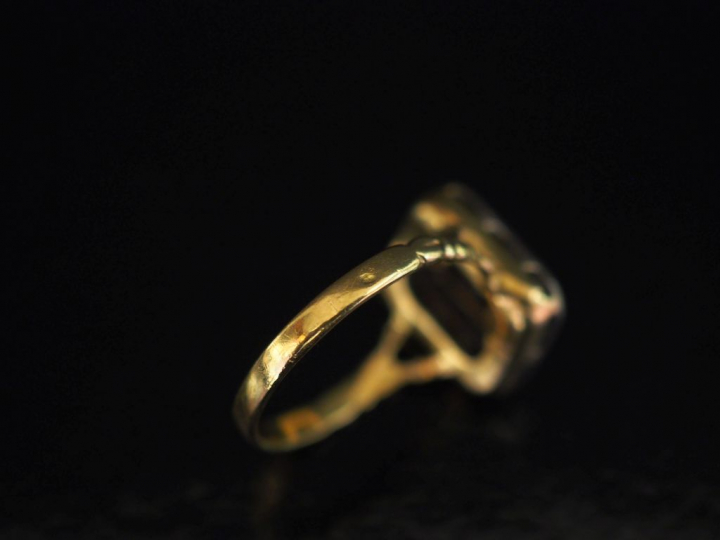 Bague de forme rectangulaire en or jaune, sertie en son centre d'une p