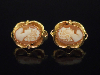 Vente aux enchères Paire de perces oreilles en or jaune, sertis en leur centre d'un camée