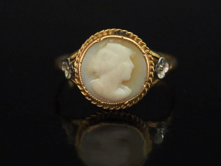 Bague en or jaune, sertie en son centre d'un camée figurant une jeune 