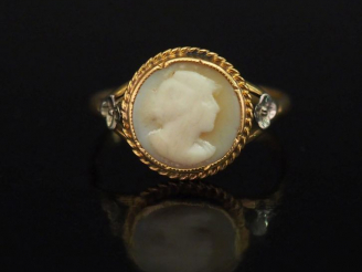 Vente aux enchères Bague en or jaune, sertie en son centre d'un camée figurant une jeune 