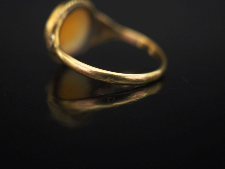 Bague en or jaune, sertie en son centre d'un camée figurant une jeune 