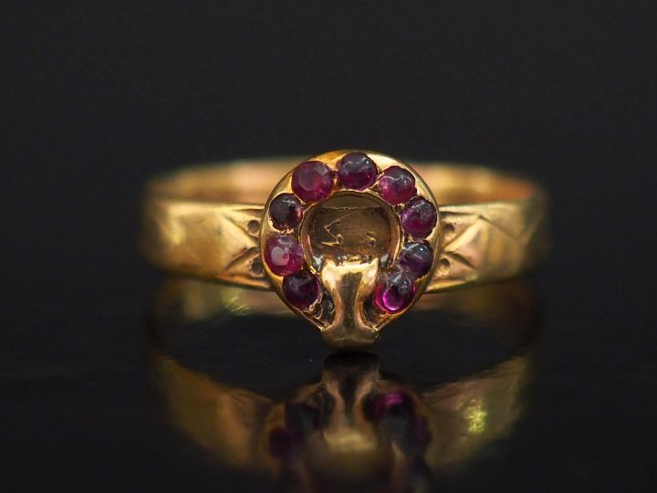 Petite bague bandeau en or jaune, à décor en son centre d'un cercle se