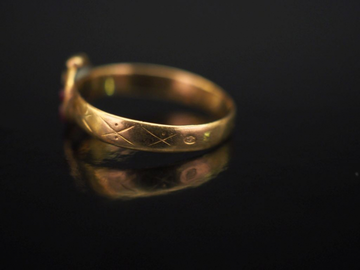 Petite bague bandeau en or jaune, à décor en son centre d'un cercle se