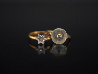 Vente aux enchères Ensemble comprenant :  - une petite bague en or jaune, à décor d'une é