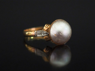 Vente aux enchères Bague en or jaune, sertie en son centre d'une demi-perle.  Jolie montu
