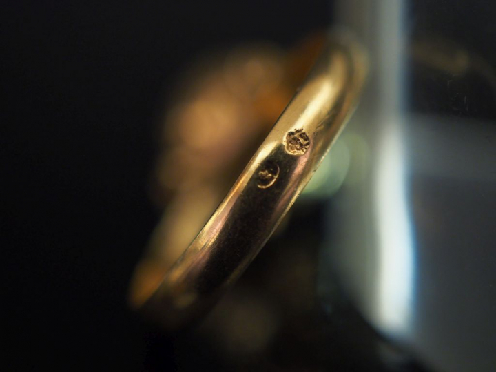 Bague en or jaune, sertie en son centre d'une demi-perle.  Jolie montu