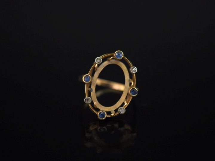 Bague en or jaune, sertie de petits éclats de diamants et pierres bleu