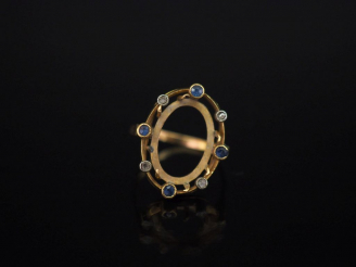 Vente aux enchères Bague en or jaune, sertie de petits éclats de diamants et pierres bleu