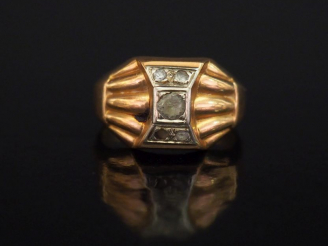 Vente aux enchères Bague de style 1940 en or jaune, à décor de godrons, sertie de pierres