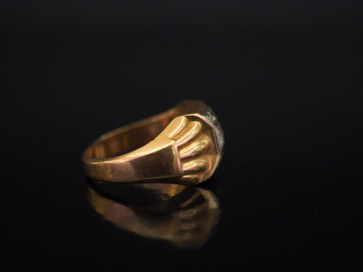 Bague de style 1940 en or jaune, à décor de godrons, sertie de pierres