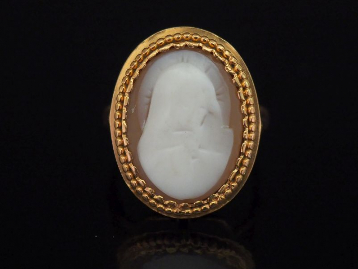Bague en or jaune, sertie en son centre d'un camée de forme ovale à dé