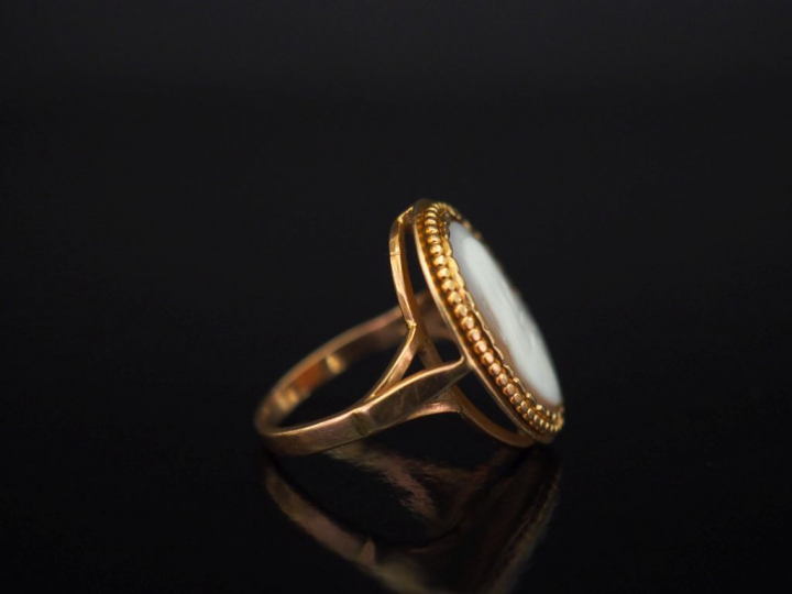 Bague en or jaune, sertie en son centre d'un camée de forme ovale à dé