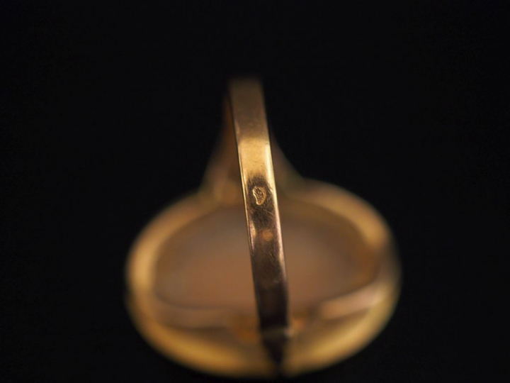 Bague en or jaune, sertie en son centre d'un camée de forme ovale à dé