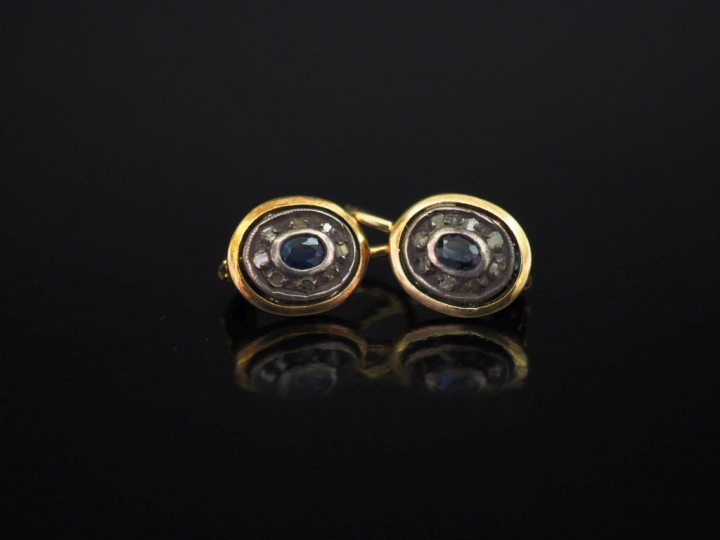 Paire de perces oreilles en or jaune et argent, sertis en leur centre 